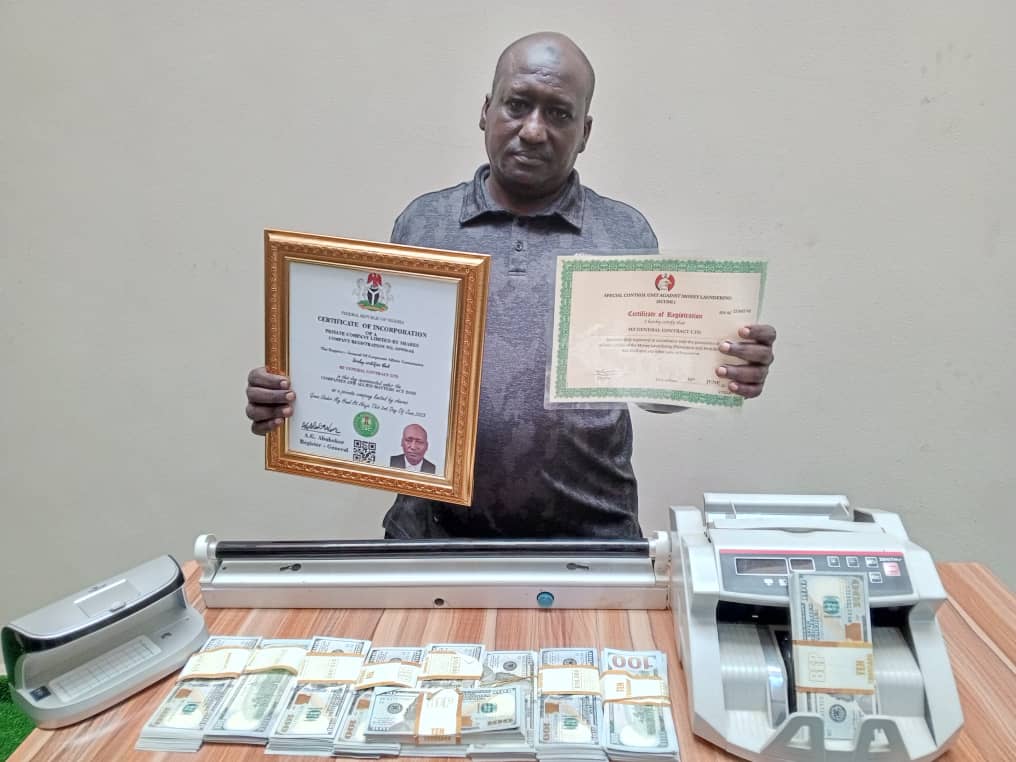 Man arrested with fake $100,000 notes in Abuja.