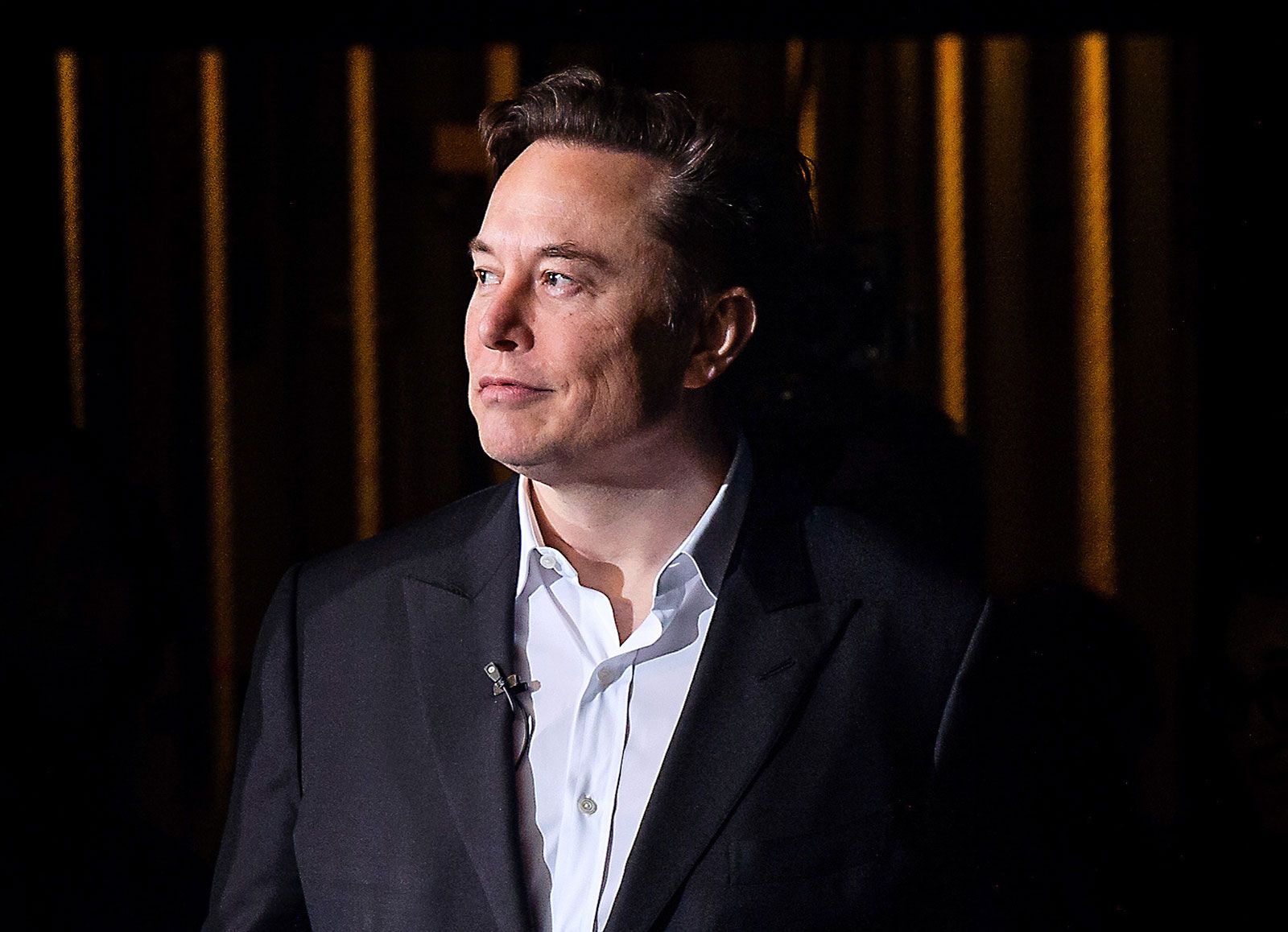 Elon Musk implements temporary reading restrictions on Twitter.