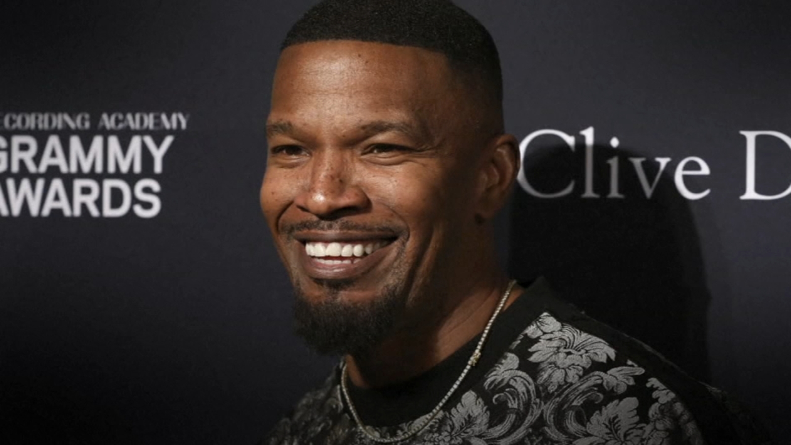 Jamie Foxx remains in the hospital, family gets ready for the worst.