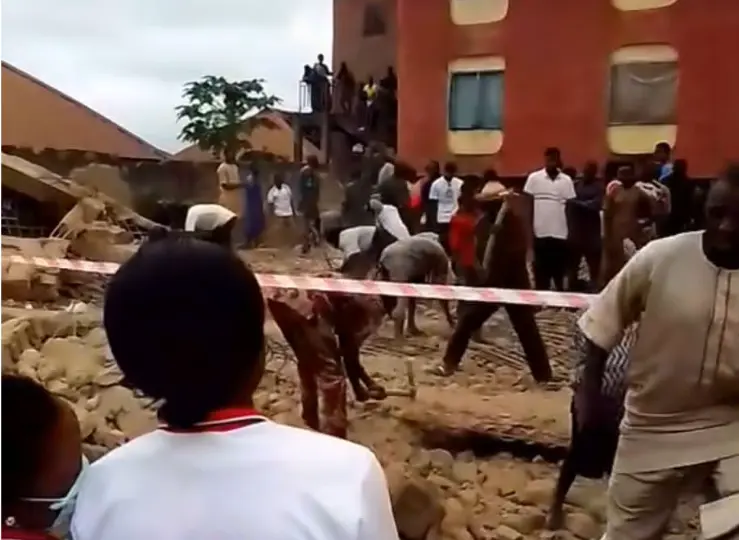 A building collapse in Osogbo, Osun State, has left three people trapped and two rescued.